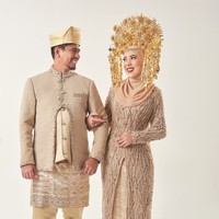 Uniknya Fitri dan Irvan terlihat mengenakan baju adat pengantin, bak kembali menjalani pemotretan prewedding. Keduanya tampil kompak memamerkan pose romantis mereka. Foto: Instagram/@fitrop