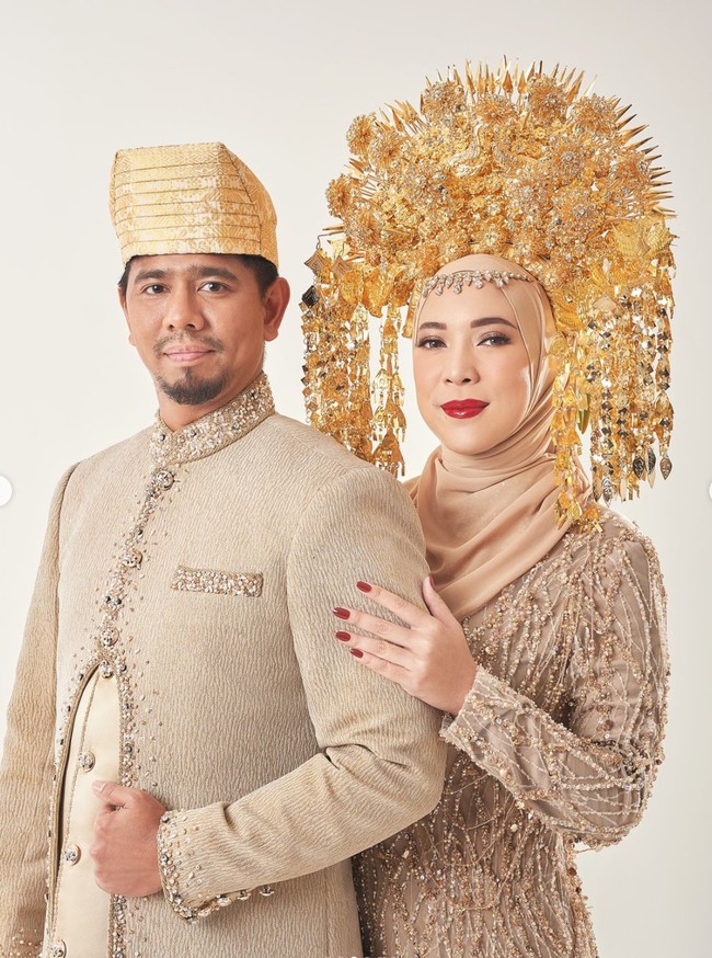 Dalam keterangan unggahannya Fitri menyebut jika pemotretan tersebut menjadi kado terindah untuknya di tahun ini. Ini adalah sebuah penutup rangkaian acara perhelatan 10 years wedding anniv kemarin. Sekaligus bentuk rasa syukur menyapa usia baru yg semakin menuir ini. Klo kemarin versi sundaan sekarang nuansa Padang yahh. Alhamdulillah kembalinya bb ke sebelum hamil dan terselenggaranya kilas balik foto wedding 10 tahun lalu jadi kado terindah tahun ini, tulis wanita 37 tahun itu di unggahan Instagramnya. Foto: Instagram/@fitrop