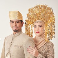 Dalam keterangan unggahannya Fitri menyebut jika pemotretan tersebut menjadi kado terindah untuknya di tahun ini. Ini adalah sebuah penutup rangkaian acara perhelatan 10 years wedding anniv kemarin. Sekaligus bentuk rasa syukur menyapa usia baru yg semakin menuir ini. Klo kemarin versi sundaan sekarang nuansa Padang yahh. Alhamdulillah kembalinya bb ke sebelum hamil dan terselenggaranya kilas balik foto wedding 10 tahun lalu jadi kado terindah tahun ini, tulis wanita 37 tahun itu di unggahan Instagramnya. Foto: Instagram/@fitrop