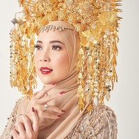 Melengkapi penampilannya dengan suntiang Minang, Fitrop tampil menawan. Penampilannya itu juga semakin dipercantik dengan riasan natural glam dan lipstik merah yang senada dengan cat kuku yang dikenakannya. Foto: Instagram/@fitrop