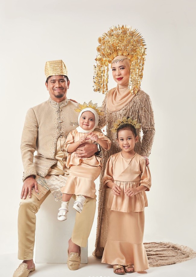 Bak kembali prewedding, hanya di pemotretan kali ini keluarga Fitri semakin lengkap dengan kehadiran kedua putri cantiknya, Sada Amina Hanara dan Kamya Aisa Hanara. Foto: Instagram/@fitrop