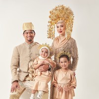 Bak kembali prewedding, hanya di pemotretan kali ini keluarga Fitri semakin lengkap dengan kehadiran kedua putri cantiknya, Sada Amina Hanara dan Kamya Aisa Hanara. Foto: Instagram/@fitrop