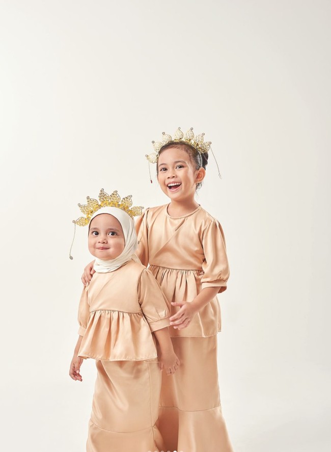 Putri pertama Fitri dan Irvan, Sada, lahir pada 11 November 2019, yang berarti sebentar lagi usianya akan menginjak 5 tahun. Sementara putri keduanya, Kamya lahir pada 11 April 2022. Saat ini Kamya berusia 2 tahun. Foto: Instagram/@fitrop