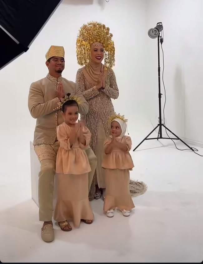 Hasil pemotretan keluarga Fitri itu pun banjir pujian netizen. Penampilan Fitri yang kini sudah kembali langsing pun dipuji cantik oleh banyak netizen. Foto: Instagram/@fitrop