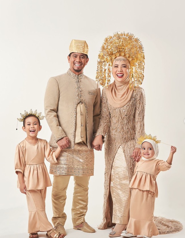 Merayakan anniversary pernikahan yang ke-10, Fitri Tropica dan suaminya, Irvan Hanafi memilih melakukan pemotretan keluarga dengan mengusung adat Minang. Terlihat Fitri dan Irvan bersama kedua putri mereka kompak mengenakan busana bernuansa coklat keemasan. Foto: Instagram/@fitrop