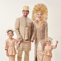 Merayakan anniversary pernikahan yang ke-10, Fitri Tropica dan suaminya, Irvan Hanafi memilih melakukan pemotretan keluarga dengan mengusung adat Minang. Terlihat Fitri dan Irvan bersama kedua putri mereka kompak mengenakan busana bernuansa coklat keemasan. Foto: Instagram/@fitrop