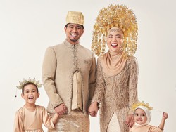 7 Pemotretan Keluarga Fitri Tropica Dengan Adat Minang, Bak Kembali Prewed