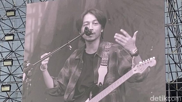 Penampilan Fiersa Besari jadi pembuka konser Sheila On 7 di Bandung
