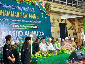 Jatim Sepekan: Pengajian KH Marzuki Mustamar Ditolak-Pohon Sukun Keluarkan Api