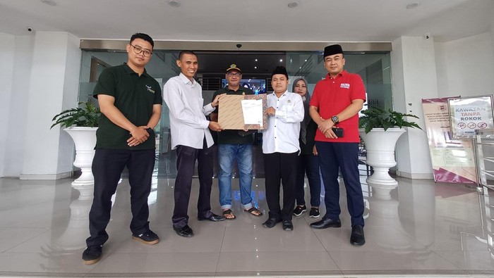 Penyerahan bantuan usaha dari Lembaga Wakaf Doa Bangsa.