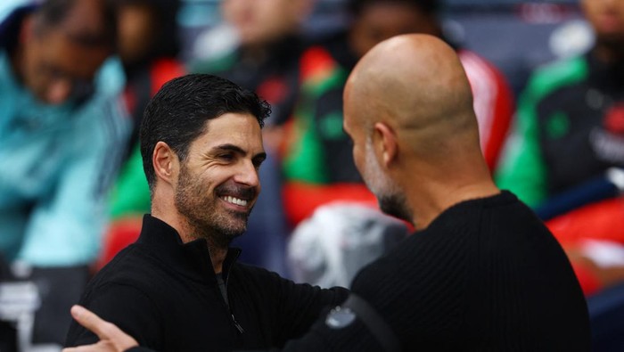 Soccer Football - Premier League - Manchester City v Arsenal - Etihad Stadium, Manchester, Britain - September 22, 2024 Arsenal manager Mikel Arteta and Manchester City manager Pep Guardiola before the match REUTERS/Molly Darlington EDITORIAL USE ONLY. NO USE WITH UNAUTHORIZED AUDIO, VIDEO, DATA, FIXTURE LISTS, CLUB/LEAGUE LOGOS OR LIVE SERVICES. ONLINE IN-MATCH USE LIMITED TO 120 IMAGES, NO VIDEO EMULATION. NO USE IN BETTING, GAMES OR SINGLE CLUB/LEAGUE/PLAYER PUBLICATIONS. PLEASE CONTACT YOUR ACCOUNT REPRESENTATIVE FOR FURTHER DETAILS..