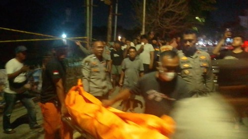Petugas mengevakuasi lansia tunawisma yang tewas di pagar Pura Meru, Kelurahan Cakranegara Timur, Kecamatan Cakranegara, Kota Mataram, Nusa Tenggara Barat (NTB), Jumat (27/9/2024). (Dok. Polsek Sandubaya)