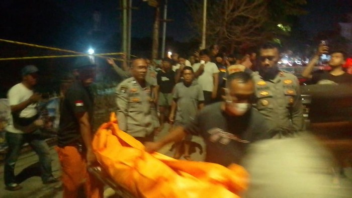 Petugas mengevakuasi lansia tunawisma yang tewas di pagar Pura Meru, Kelurahan Cakranegara Timur, Kecamatan Cakranegara, Kota Mataram, Nusa Tenggara Barat (NTB), Jumat (27/9/2024). (Dok. Polsek Sandubaya)