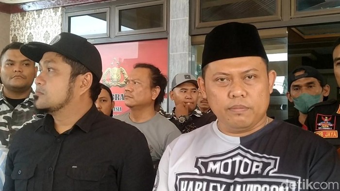 Ruben R Prabu Faza,  politisi Golkar,  tim sukses Paslon 01 Fadia-Sukirman, saat memberikan keterangan pada awak media di Mapolres Pekalongan,  Sabtu (28/9/2024).