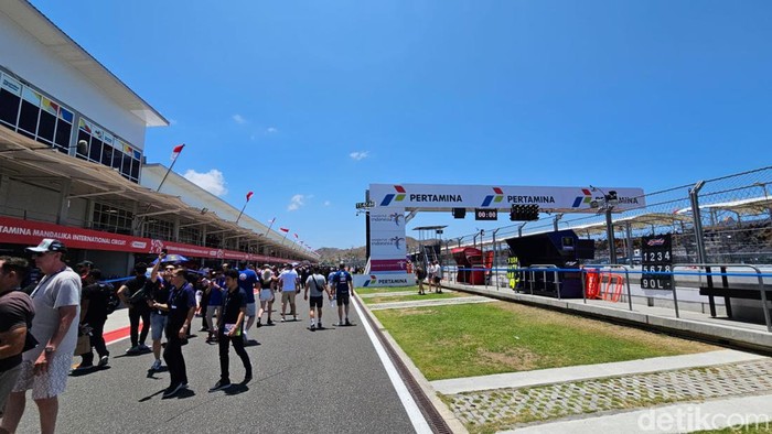 Pembalap KTM Factory Jack Miller (tengah) beradu kecepatan dengan pembalap Trackhouse Miguel Oliveira (kri) dan pembalap VR46 Marco Bezzecchi (kanan) saat mengikuti sesi latihan bebas MotoGP Mandalika di Pertamina Mandalika International Street Circuit, Lombok Tengah, NTB, Jumat (27/9/2024). Dalam latihan bebas I tersebut catatan waktu tercepat diraih pembalap Prima Pramac Franco Morbideli. ANTARA FOTO/Akbar Nugroho Gumay/Spt.