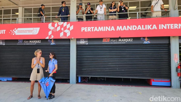 Garasi Marc Marquez tampak tertutup saat Pit Lane Walk MotoGP Mandalika 2024