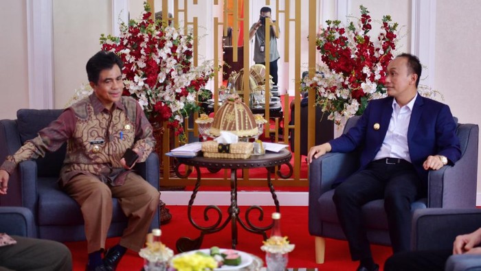 Pj Gubernur Sulsel Zudan Arif Fakrulloh bersama Wakil Bupati Selayar Saiful Arif.