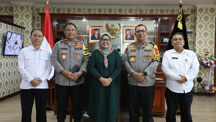 Plt Gubernur Kepri, Marlin Agustina saat bersilaturahmi dengan Kapolda Kepri Irjen Yan Fitri. (Dok.Diskominfo Kepri)