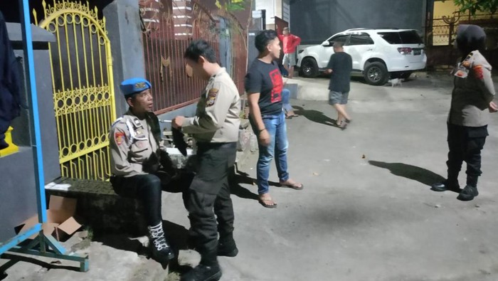 Polisi melakukan olah TKP peluru nyasar di salah satu rumah warga di Makassar.