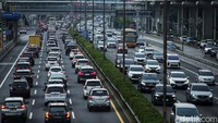 Arus lalu di tol dalam kota macet di kedua arah. 