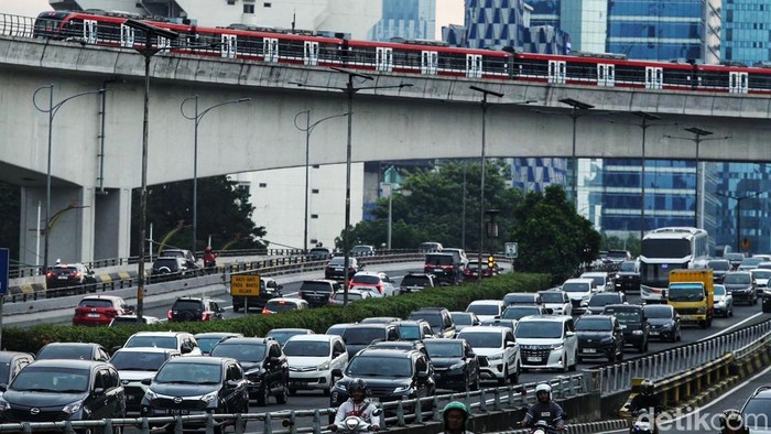 Kemacetan terjadi di sejumlah ruas jalan di Jakarta, Sabtu (28/9/2024).