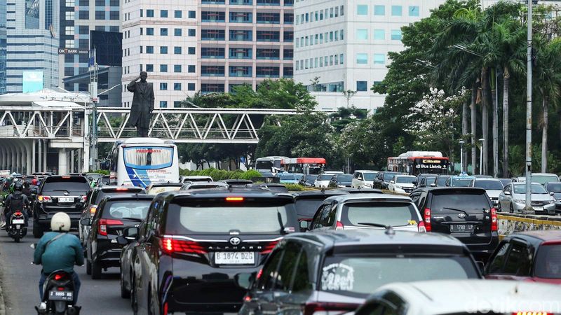 Kemacetan terjadi di sejumlah ruas jalan di Jakarta, Sabtu (28/9/2024).