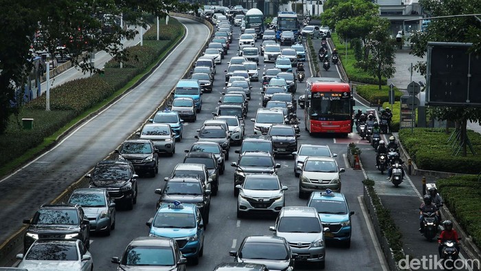 Kemacetan terjadi di sejumlah ruas jalan di Jakarta, Sabtu (28/9/2024).