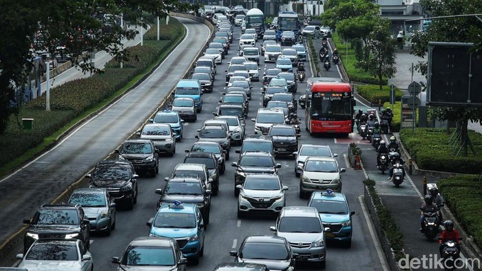 Kemacetan terjadi di sejumlah ruas jalan di Jakarta, Sabtu (28/9/2024).