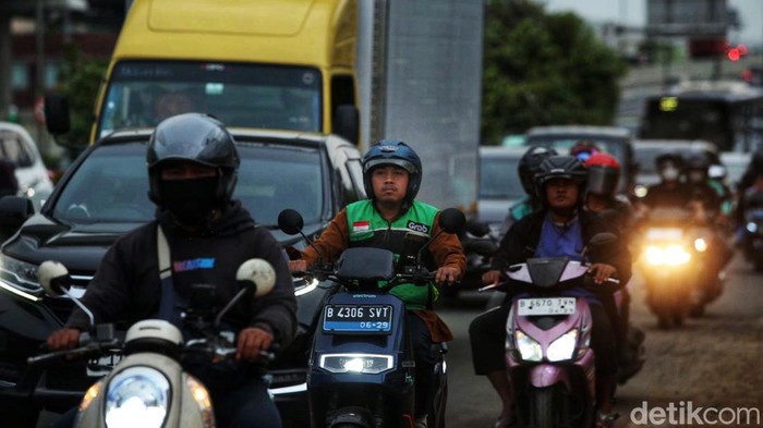 Kemacetan terjadi di sejumlah ruas jalan di Jakarta, Sabtu (28/9/2024).