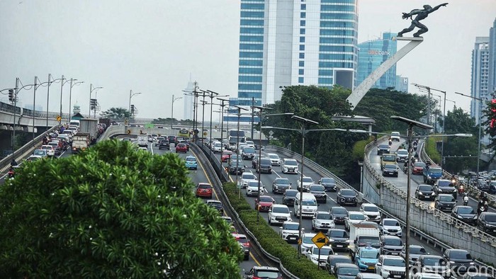 Kemacetan terjadi di sejumlah ruas jalan di Jakarta, Sabtu (28/9/2024).