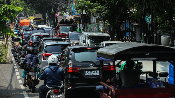 Kemacetan horor kembali terjadi di Jalan Raya Muchtar, Sawangan, Depok, Jawa Barat, Sabtu (28/9/2024) pagi. Ini potretnya.
