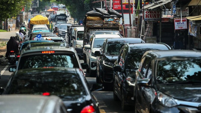 Kemacetan horor kembali terjadi di Jalan Raya Muchtar, Sawangan, Depok, Jawa Barat, Sabtu (28/9/2024) pagi. Ini potretnya.