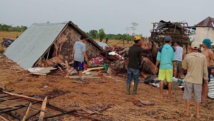 Puluhan rumah di Ogan Ilir rusak akibat angin kencang saat hujan deras.