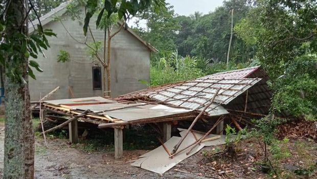 Puluhan rumah di Ogan Ilir rusak akibat angin kencang saat hujan deras.