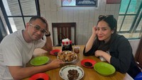 Kunjungan ke Banjarbaru dilakukan Raffi dan Nagita beberapa waktu lalu. Mereka tampak kulineran di sana, salah satunya ke RM Semua Senang Pak Siyo untuk menikmati sajian ayam goreng. Foto: Instagram @raffinagita1717