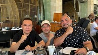 Beberapa waktu lalu, Raffi juga pernah berkunjung ke Bali dan bertemu dengan Calon Gubernur. Raffi tampak menikmati pisang goreng bersama sang cagub. Foto: Instagram @raffinagita1717