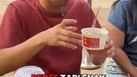 Raffi juga tampak menikmati beragam jajanan lain di Jajarans Festival itu. Salah satunya tampak menikmati cumi bakar berbumbu pedas gurih. Foto: Instagram @raffinagita1717