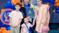 Raffi Ahmad, aktor sekaligus presenter kondang asal Indonesia yang baru saja mendapatkan gelar Doktor Honoris Causa di Thailand berkat peran di industri hiburan selama ini. Raffi langsung menjadi sorotan berkat gelar tersebut. Foto: Instagram @raffinagita1717