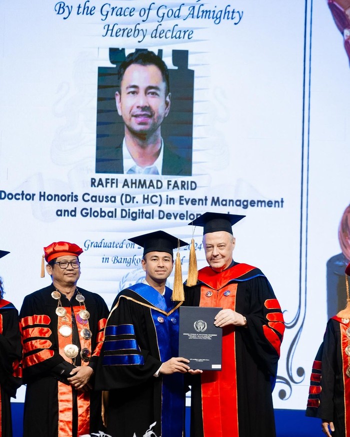Raffi Ahmad menerima gelar doktor kehormatan atau Doktor Honoris Causa.