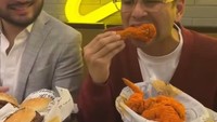 Terakhir, ada momennya menikmati ayam goreng di salah satu gerai restoran cepat saji milik sahabatnya. Raffi tampak menikmati gigitan ayam goreng paha yang renyah itu. Foto: Instagram @raffinagita1717