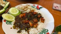 Meskipun murah, tetapi porsinya terjangkau. Bumbu bawang itu teraa cenderung manis dan sedikit gurih. Ada potongan tomat yang menambah sensasi segar. Foto: detikcom/Riska Fitria