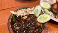 Oseng Sapi seharga Rp 31.000 menjadi salah satu yang jadi favorit. Daging sapi yang empuk dimasak dengan teknik flambe sehingga memberikan aroma dan rasa smokey. Foto: detikcom/Riska Fitria