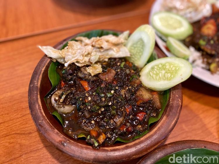 Huahh! Tersambar Pedasnya Olahan Lidah Sapi dan Cumi Oseng