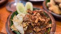 Oseng Cumi seharga Rp 31.000 juga sayang dilewatkan. Cuminya dipotong kecil-kecil terasa empuk enak dimakan dengan tingkat kepedasan level 3. Foto: detikcom/Riska Fitria