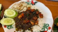 Semua menu oseng disajikan dalam wadah cobek dari tanah liat. Ini membuat menunya tahan panas dan nikmat ketika disantap pakai nasi putih. Foto: detikcom/Riska Fitria
