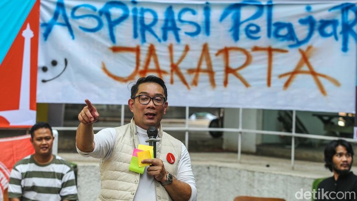 Calon Gubernur Jakarta nomor urut 01 Ridwan Kamil menghadiri Kongkow Pelajar se-Jakarta di DPD Golkar, Jakarta, Sabtu (28/9/2024).
