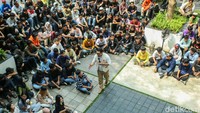 Ridwan Kamil memaparkan gagasannya untuk membereskan persoalan di Jakarta di depan para siswa. 
