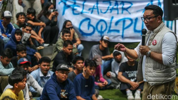 Calon Gubernur Jakarta nomor urut 01 Ridwan Kamil menghadiri Kongkow Pelajar se-Jakarta di DPD Golkar, Jakarta, Sabtu (28/9/2024).