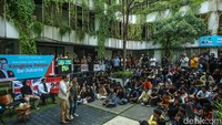 Selain menerima pertanyaan dari siswa ada pula beberapa guru yang melontarkan pertanyaan kepada RK. 