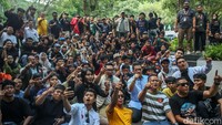 Dalam kesempatan itu, RK juga foto bersama para pelajar.